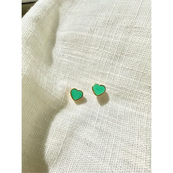 Bright green enamel stud heart earrings - Picture 1 of 3